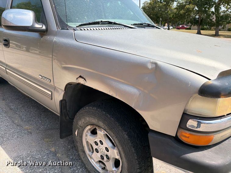 image for item MZ9889 2000 Chevrolet Silverado 1500 Ext. Cab pickup truck