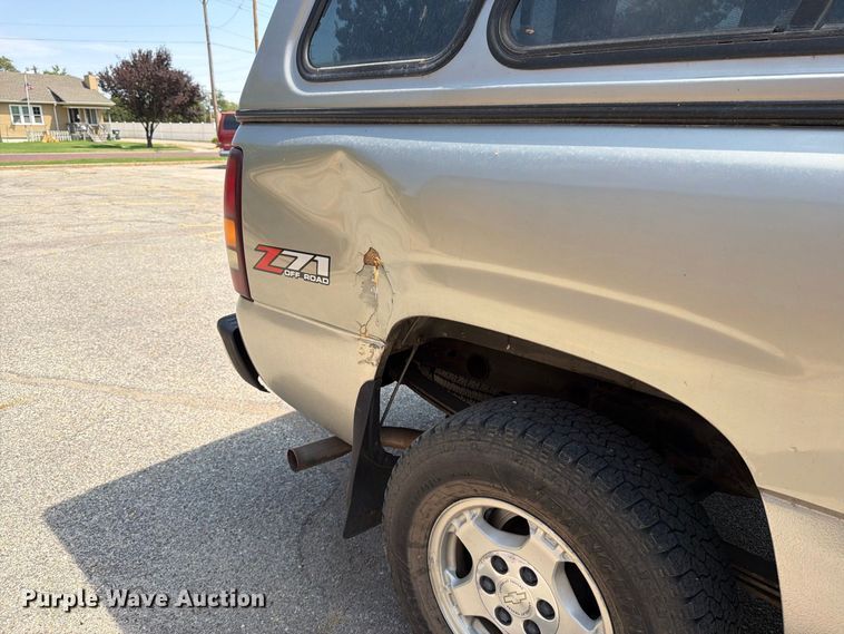 image for item MZ9889 2000 Chevrolet Silverado 1500 Ext. Cab pickup truck