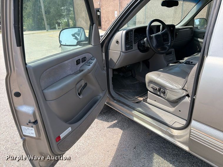 image for item MZ9889 2000 Chevrolet Silverado 1500 Ext. Cab pickup truck