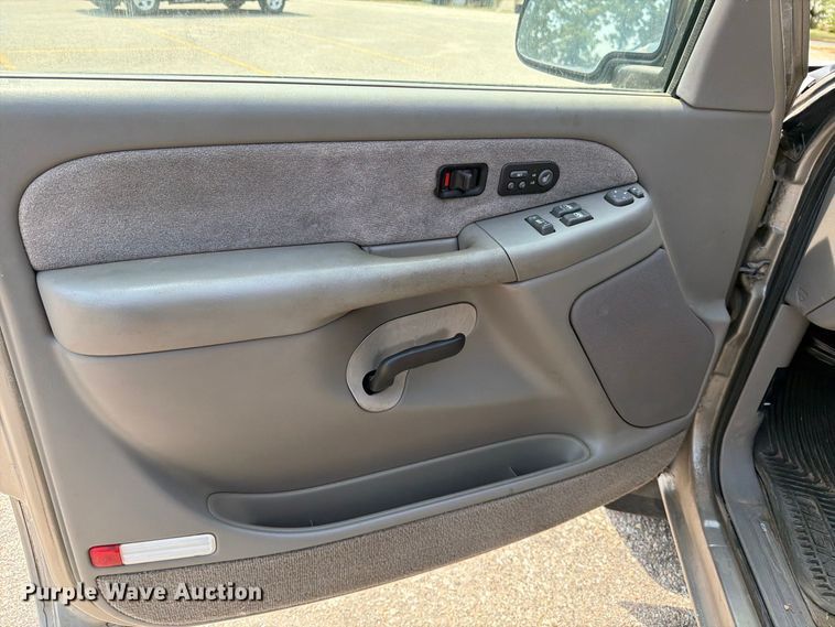 image for item MZ9889 2000 Chevrolet Silverado 1500 Ext. Cab pickup truck