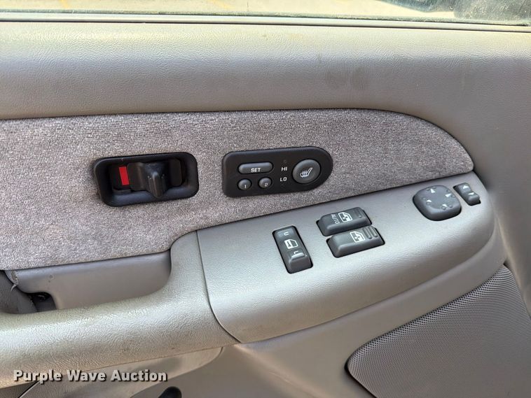 image for item MZ9889 2000 Chevrolet Silverado 1500 Ext. Cab pickup truck