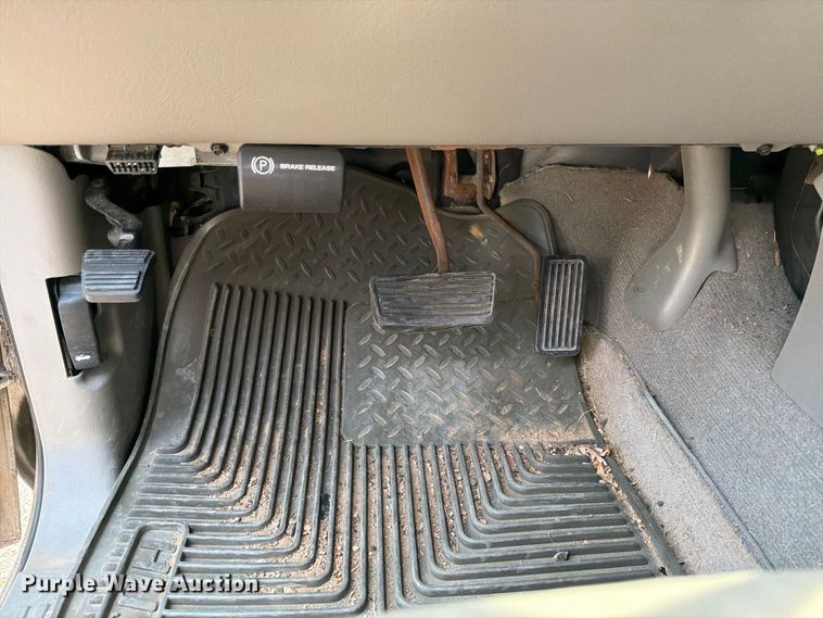 image for item MZ9889 2000 Chevrolet Silverado 1500 Ext. Cab pickup truck