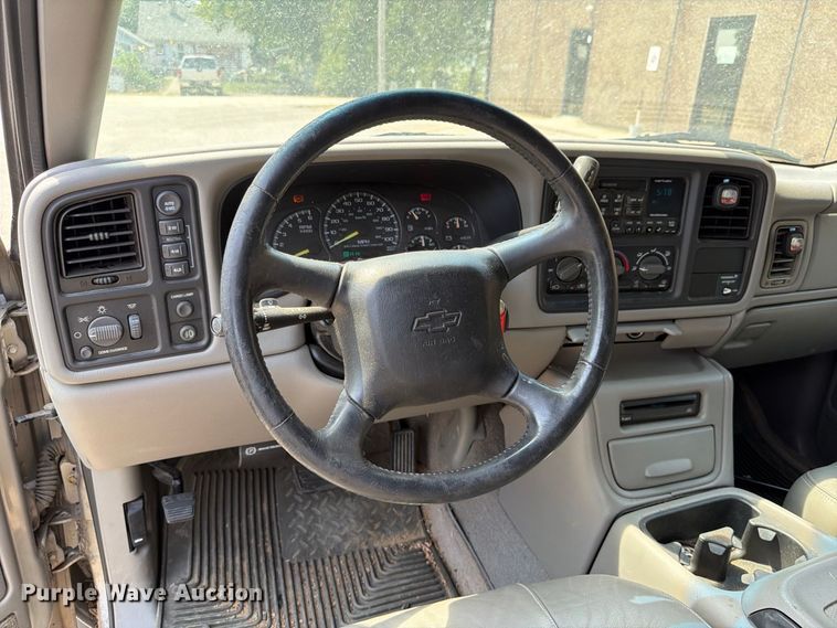 image for item MZ9889 2000 Chevrolet Silverado 1500 Ext. Cab pickup truck