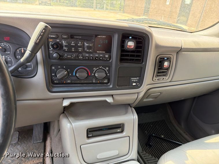 image for item MZ9889 2000 Chevrolet Silverado 1500 Ext. Cab pickup truck