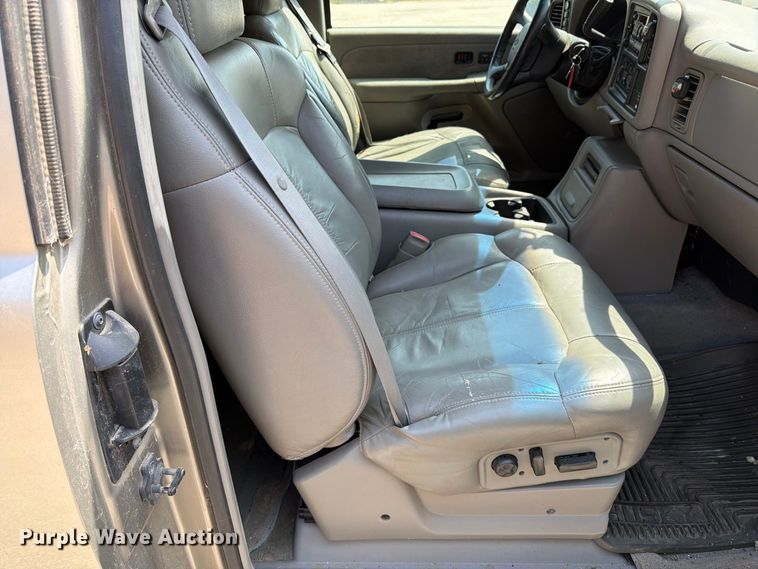 image for item MZ9889 2000 Chevrolet Silverado 1500 Ext. Cab pickup truck