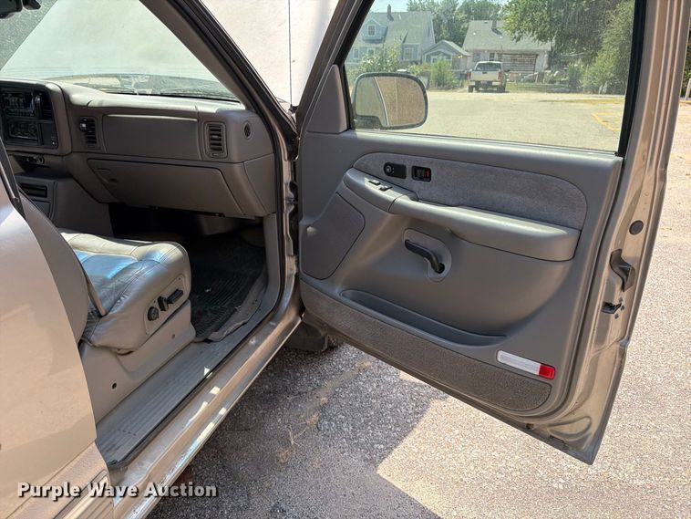 image for item MZ9889 2000 Chevrolet Silverado 1500 Ext. Cab pickup truck