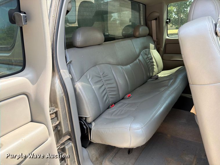 image for item MZ9889 2000 Chevrolet Silverado 1500 Ext. Cab pickup truck