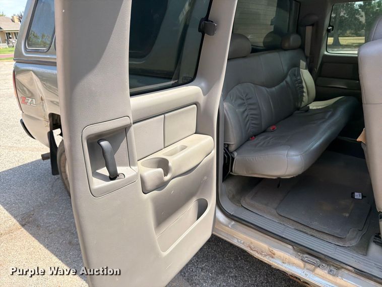 image for item MZ9889 2000 Chevrolet Silverado 1500 Ext. Cab pickup truck
