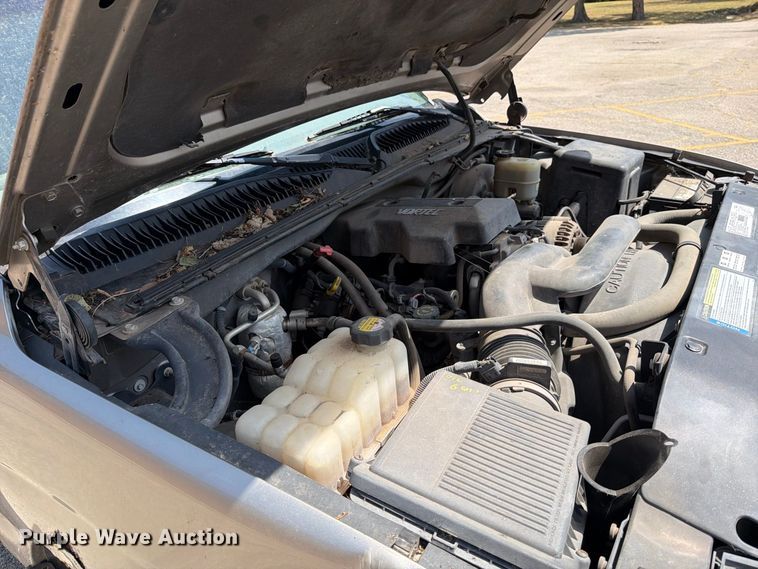 image for item MZ9889 2000 Chevrolet Silverado 1500 Ext. Cab pickup truck