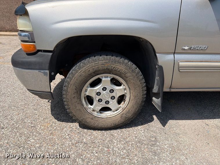 image for item MZ9889 2000 Chevrolet Silverado 1500 Ext. Cab pickup truck