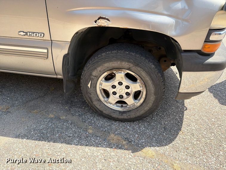 image for item MZ9889 2000 Chevrolet Silverado 1500 Ext. Cab pickup truck