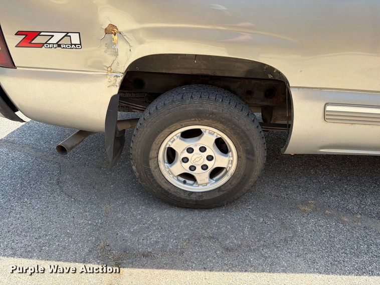 image for item MZ9889 2000 Chevrolet Silverado 1500 Ext. Cab pickup truck