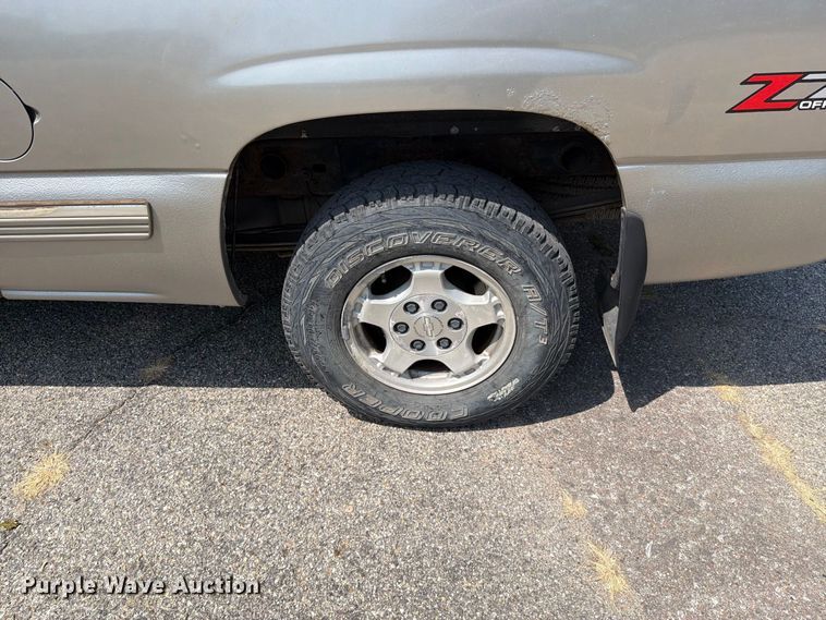 image for item MZ9889 2000 Chevrolet Silverado 1500 Ext. Cab pickup truck