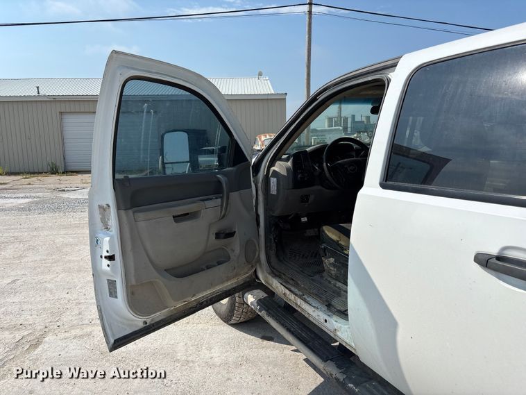 image for item NM9916 2014 Chevrolet Silverado 2500HD Crew Cab pickup truck