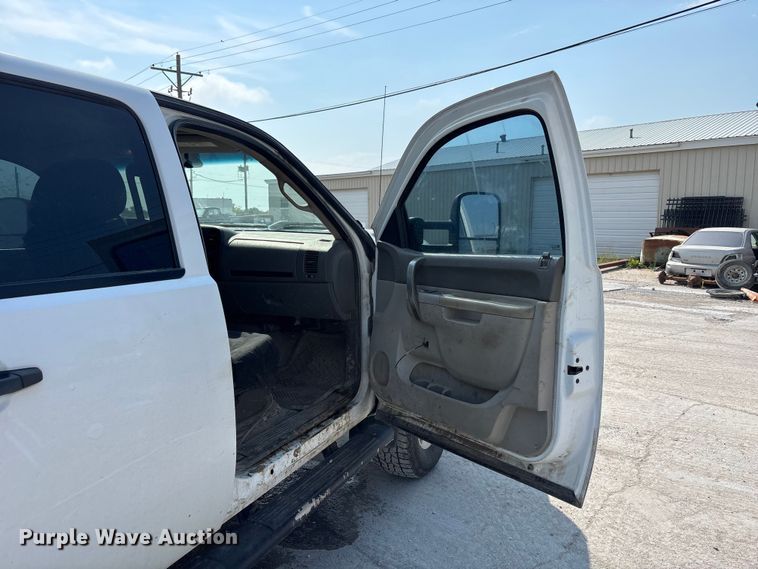 image for item NM9916 2014 Chevrolet Silverado 2500HD Crew Cab pickup truck