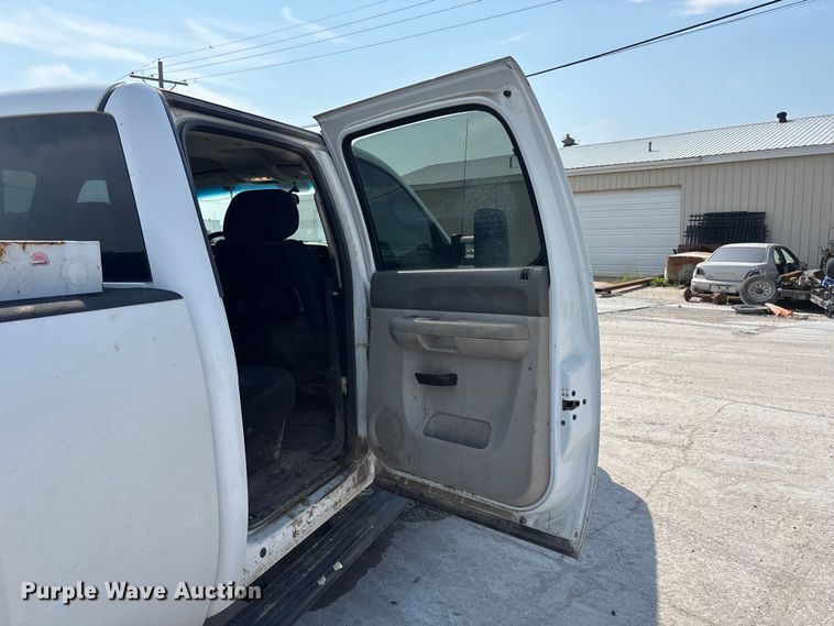 image for item NM9916 2014 Chevrolet Silverado 2500HD Crew Cab pickup truck