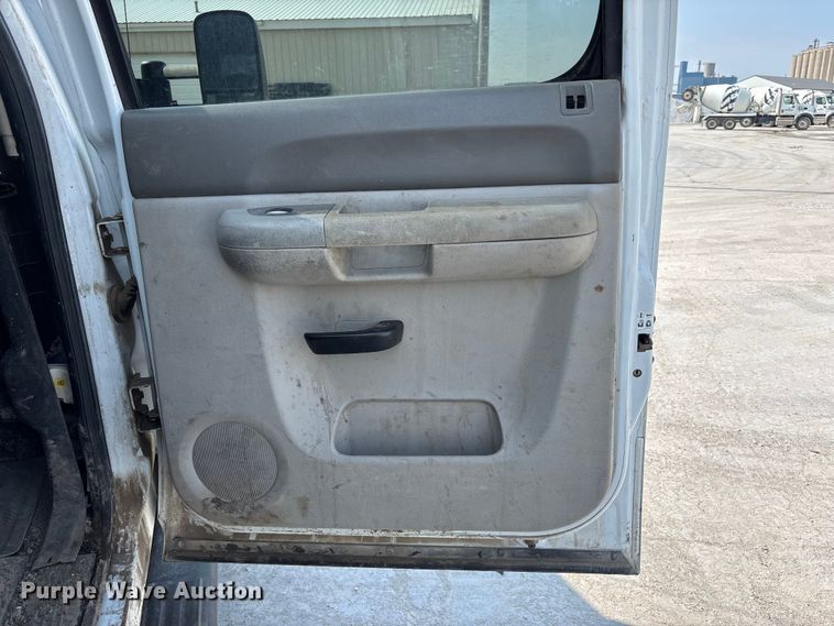 image for item NM9916 2014 Chevrolet Silverado 2500HD Crew Cab pickup truck