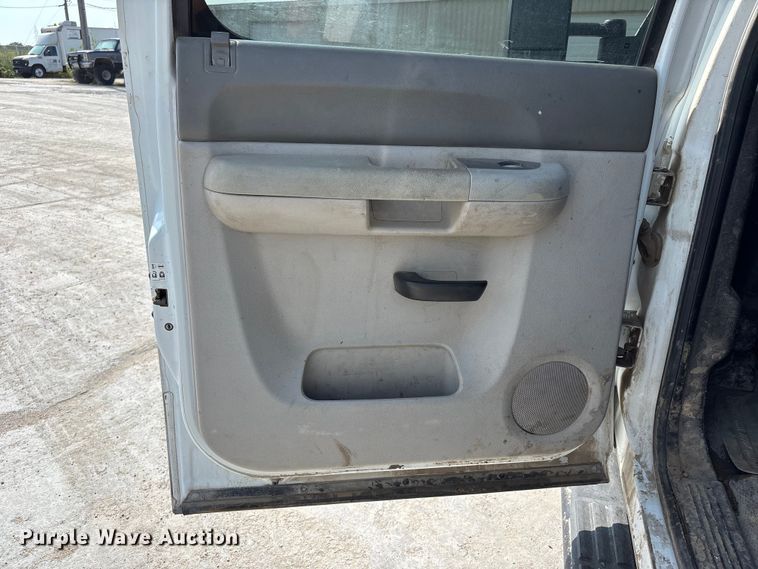image for item NM9916 2014 Chevrolet Silverado 2500HD Crew Cab pickup truck