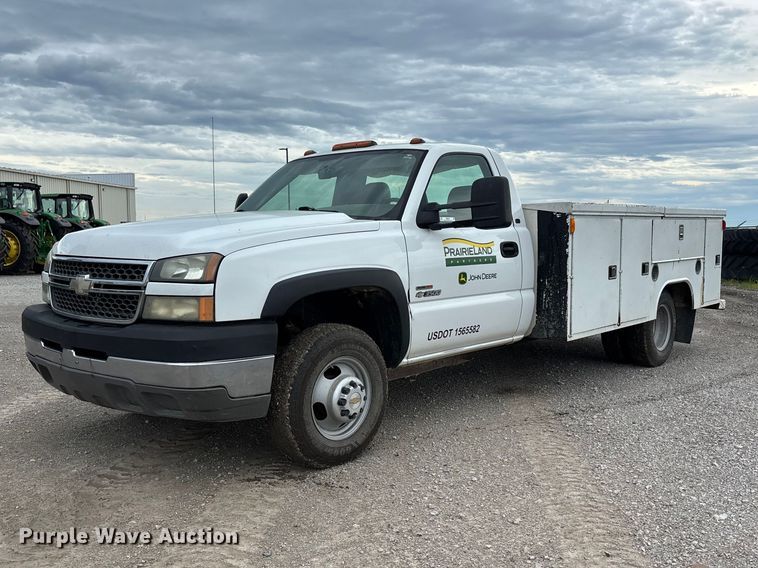 2005 Chevrolet Silverado 3500 utility bed pickup truck