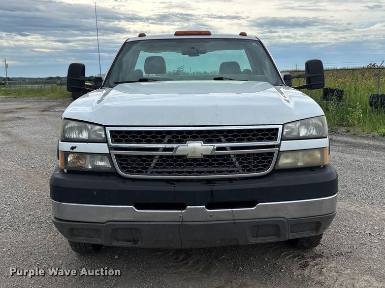 image for item NM9941 2005 Chevrolet Silverado 3500 utility bed pickup truck