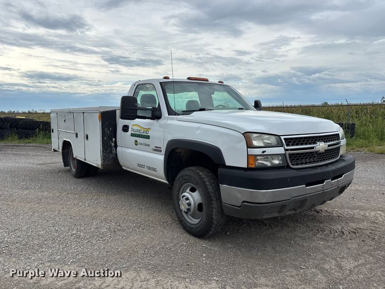 image for item NM9941 2005 Chevrolet Silverado 3500 utility bed pickup truck