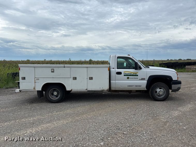 image for item NM9941 2005 Chevrolet Silverado 3500 utility bed pickup truck