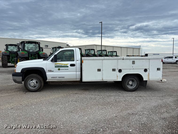 image for item NM9941 2005 Chevrolet Silverado 3500 utility bed pickup truck