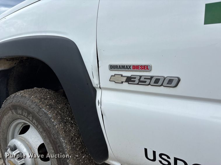image for item NM9941 2005 Chevrolet Silverado 3500 utility bed pickup truck