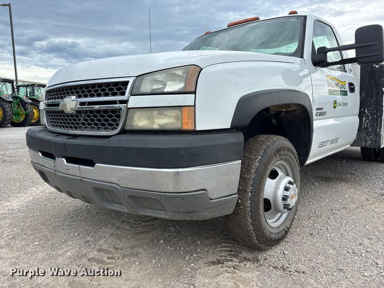 image for item NM9941 2005 Chevrolet Silverado 3500 utility bed pickup truck
