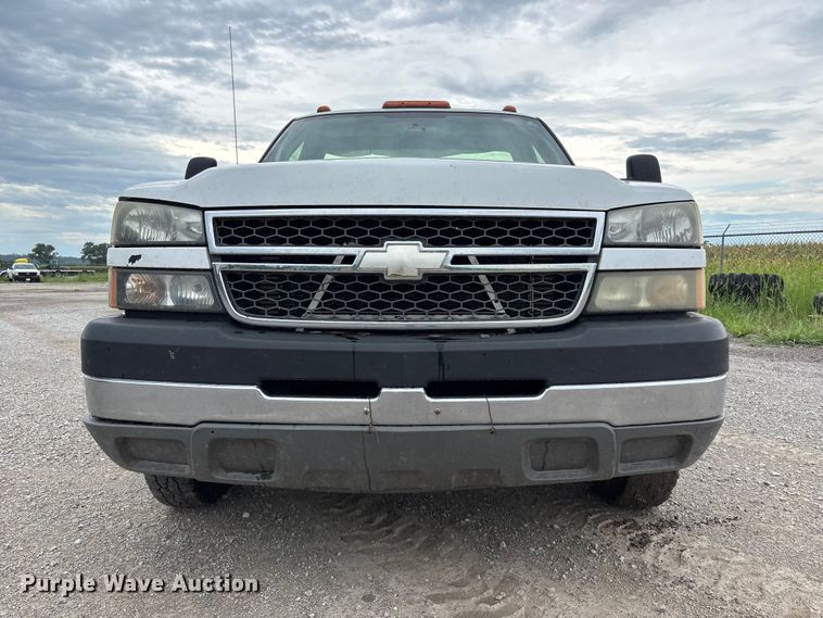 image for item NM9941 2005 Chevrolet Silverado 3500 utility bed pickup truck