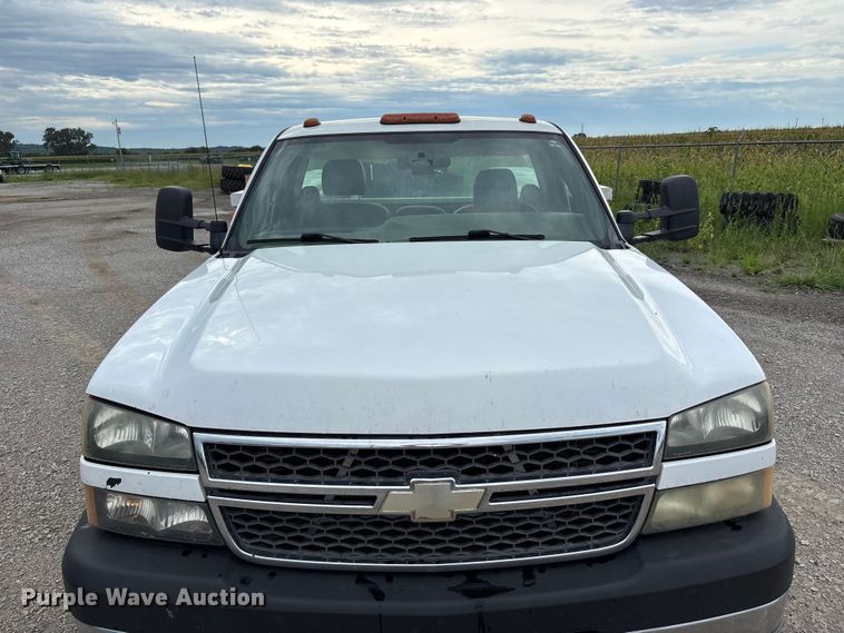 image for item NM9941 2005 Chevrolet Silverado 3500 utility bed pickup truck