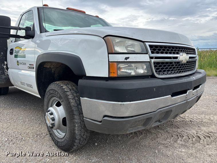 image for item NM9941 2005 Chevrolet Silverado 3500 utility bed pickup truck