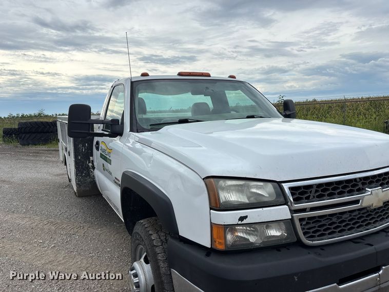 image for item NM9941 2005 Chevrolet Silverado 3500 utility bed pickup truck