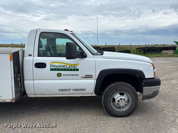 image for item NM9941 2005 Chevrolet Silverado 3500 utility bed pickup truck