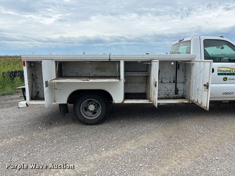 image for item NM9941 2005 Chevrolet Silverado 3500 utility bed pickup truck