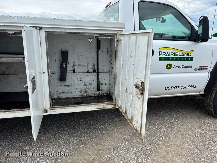 image for item NM9941 2005 Chevrolet Silverado 3500 utility bed pickup truck