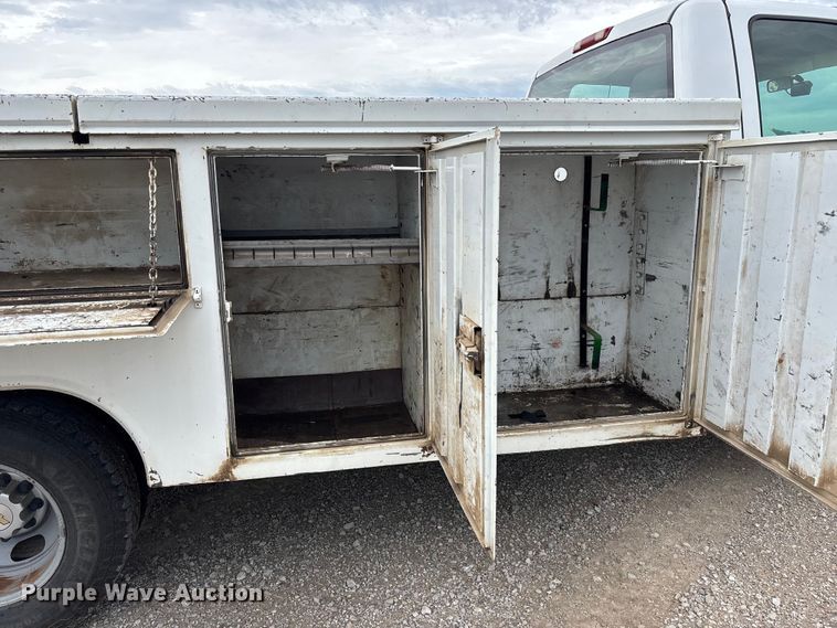 image for item NM9941 2005 Chevrolet Silverado 3500 utility bed pickup truck