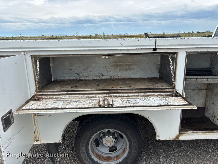 image for item NM9941 2005 Chevrolet Silverado 3500 utility bed pickup truck