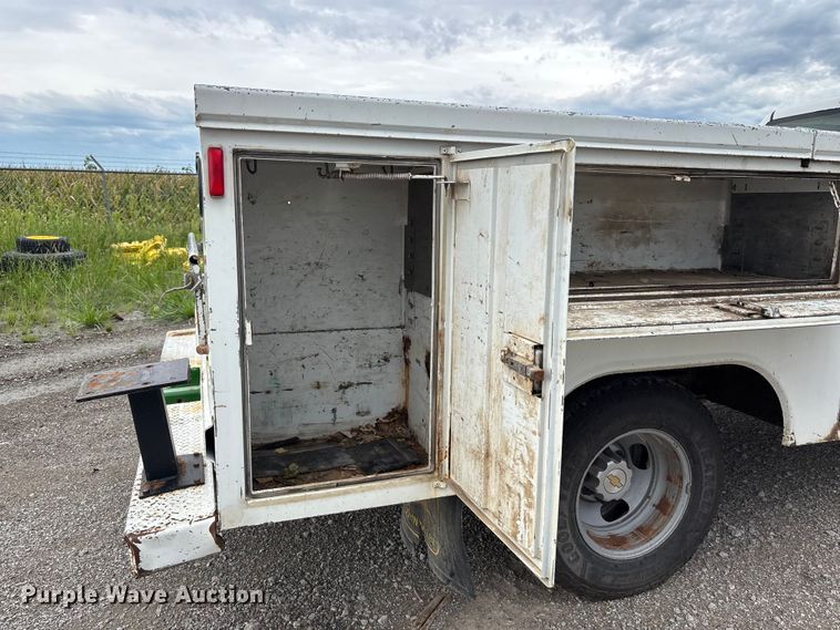 image for item NM9941 2005 Chevrolet Silverado 3500 utility bed pickup truck