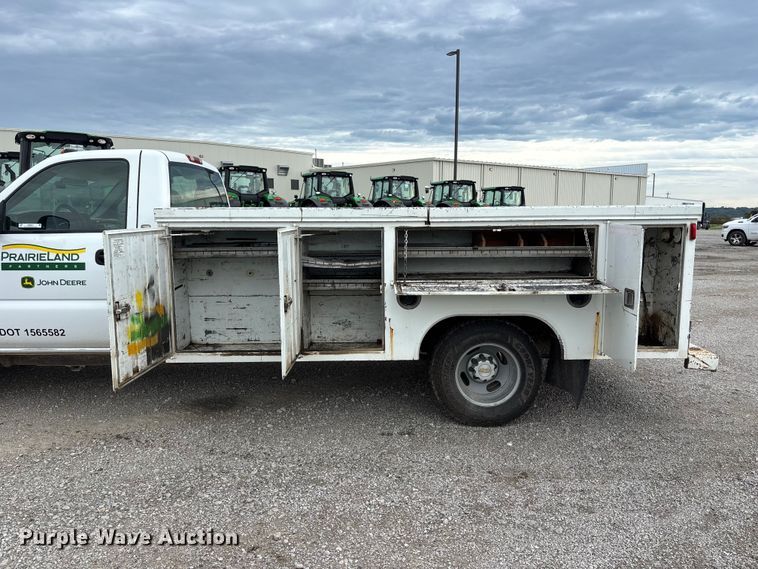 image for item NM9941 2005 Chevrolet Silverado 3500 utility bed pickup truck