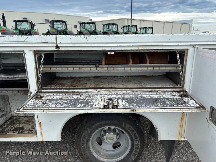 image for item NM9941 2005 Chevrolet Silverado 3500 utility bed pickup truck