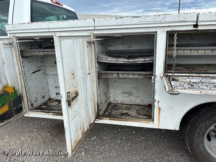 image for item NM9941 2005 Chevrolet Silverado 3500 utility bed pickup truck
