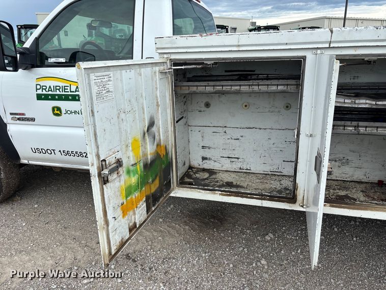 image for item NM9941 2005 Chevrolet Silverado 3500 utility bed pickup truck