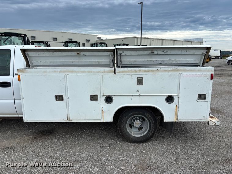 image for item NM9941 2005 Chevrolet Silverado 3500 utility bed pickup truck