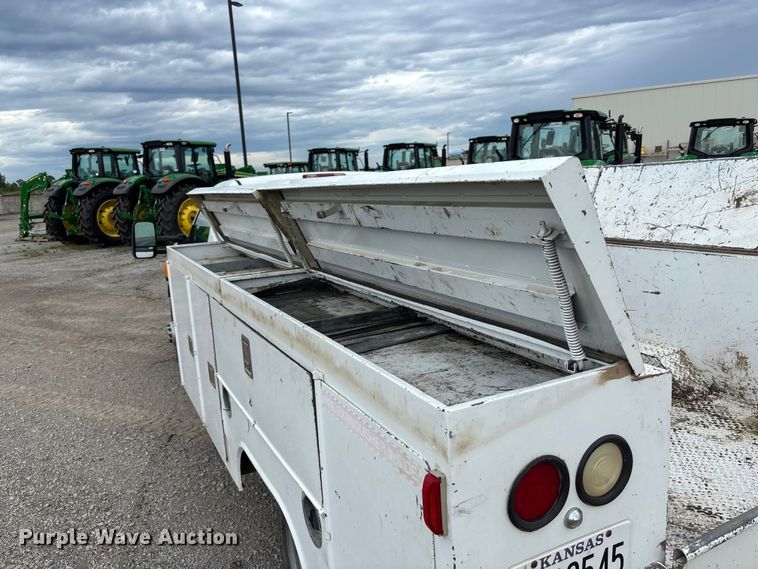 image for item NM9941 2005 Chevrolet Silverado 3500 utility bed pickup truck