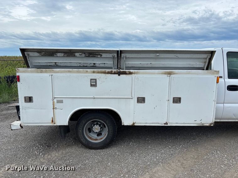 image for item NM9941 2005 Chevrolet Silverado 3500 utility bed pickup truck