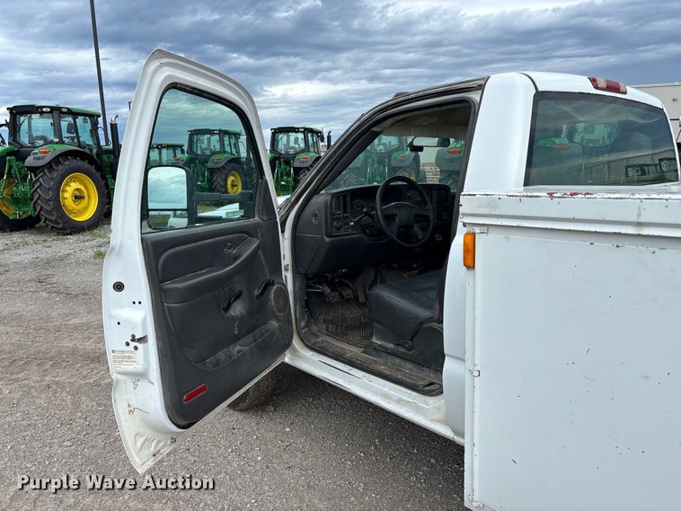 image for item NM9941 2005 Chevrolet Silverado 3500 utility bed pickup truck