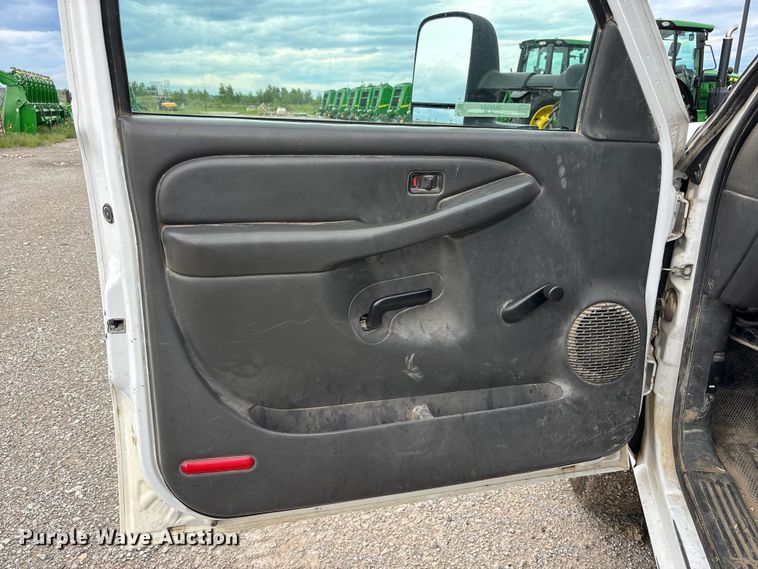 image for item NM9941 2005 Chevrolet Silverado 3500 utility bed pickup truck