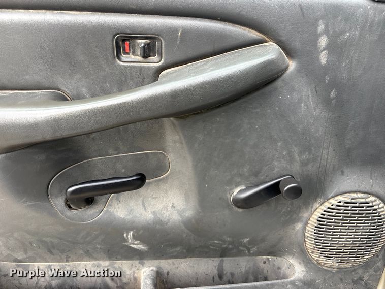 image for item NM9941 2005 Chevrolet Silverado 3500 utility bed pickup truck