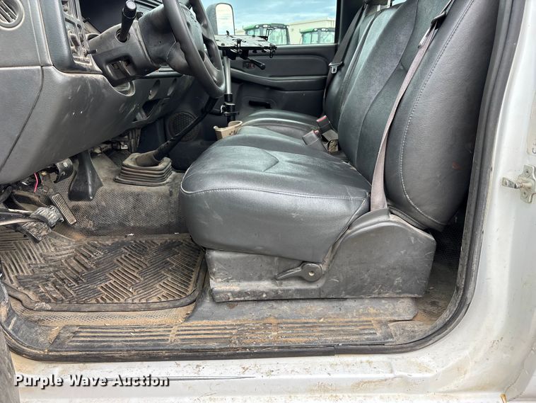image for item NM9941 2005 Chevrolet Silverado 3500 utility bed pickup truck